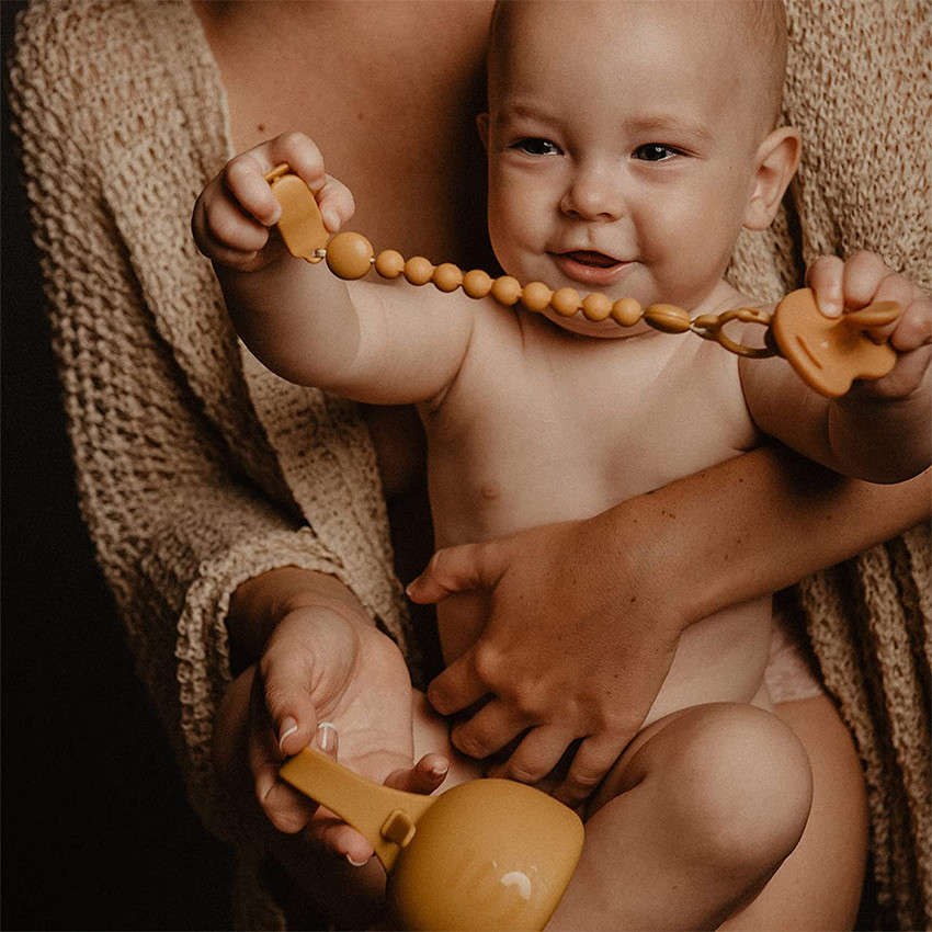 Attache-sucette Colour Essence en silicone Moutarde 