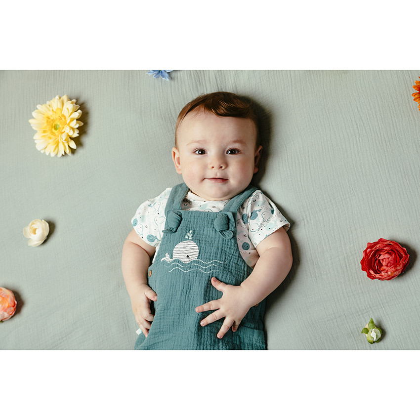 Ensemble t-shirt et salopette en gaze de coton bébé garçon 