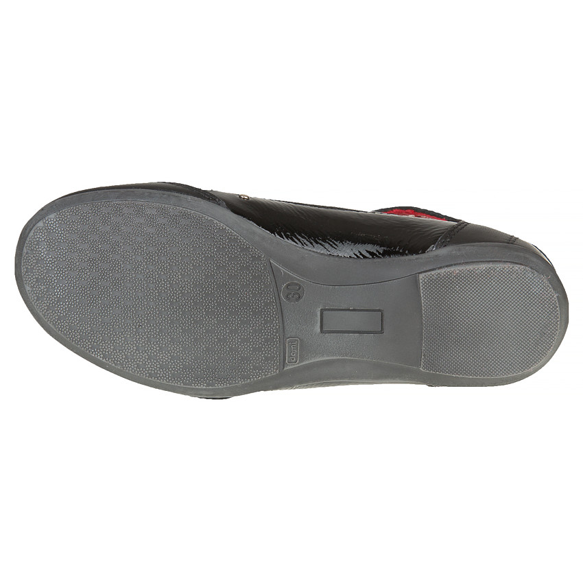 Babies noires vernies en cuir avec bride et rivets 