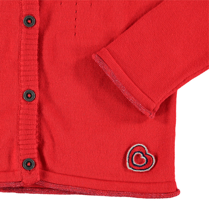 Gilet en tricot rouge détail badge forme coeur 