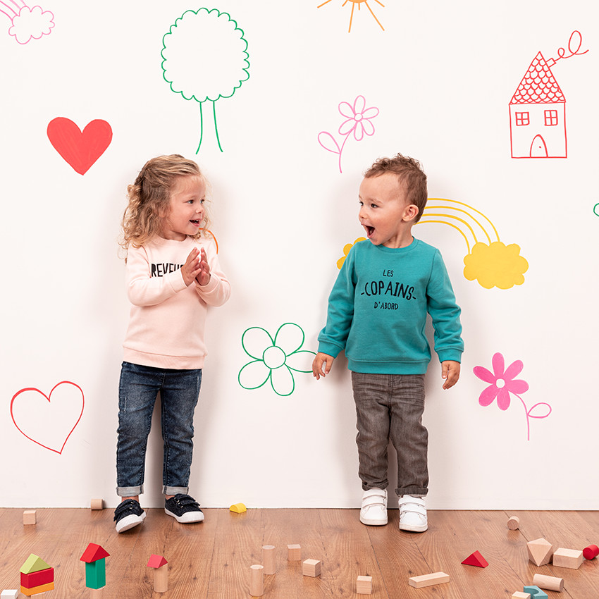 Jean effet used et crinkle avec coeurs printés 