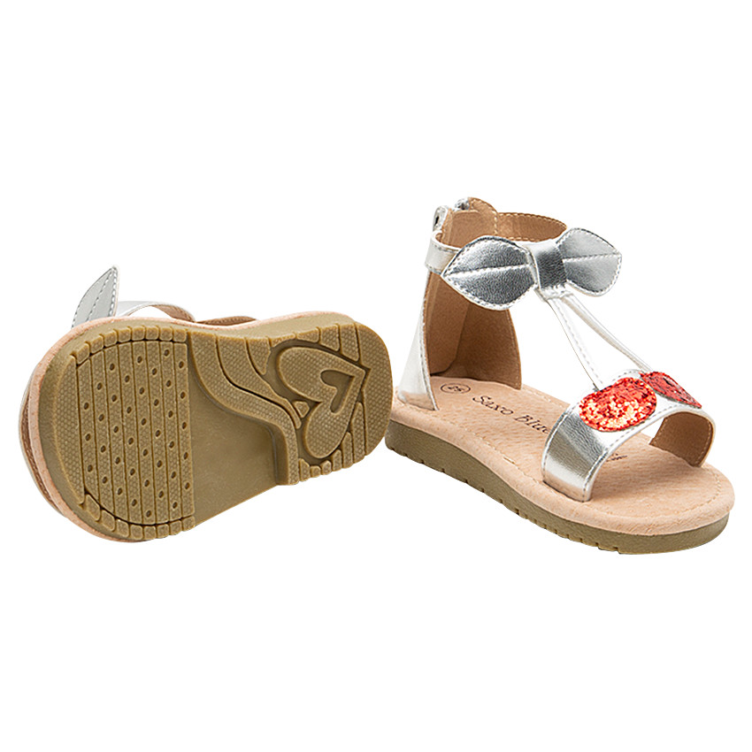 Nu-pieds argentés avec cerise pailletée 