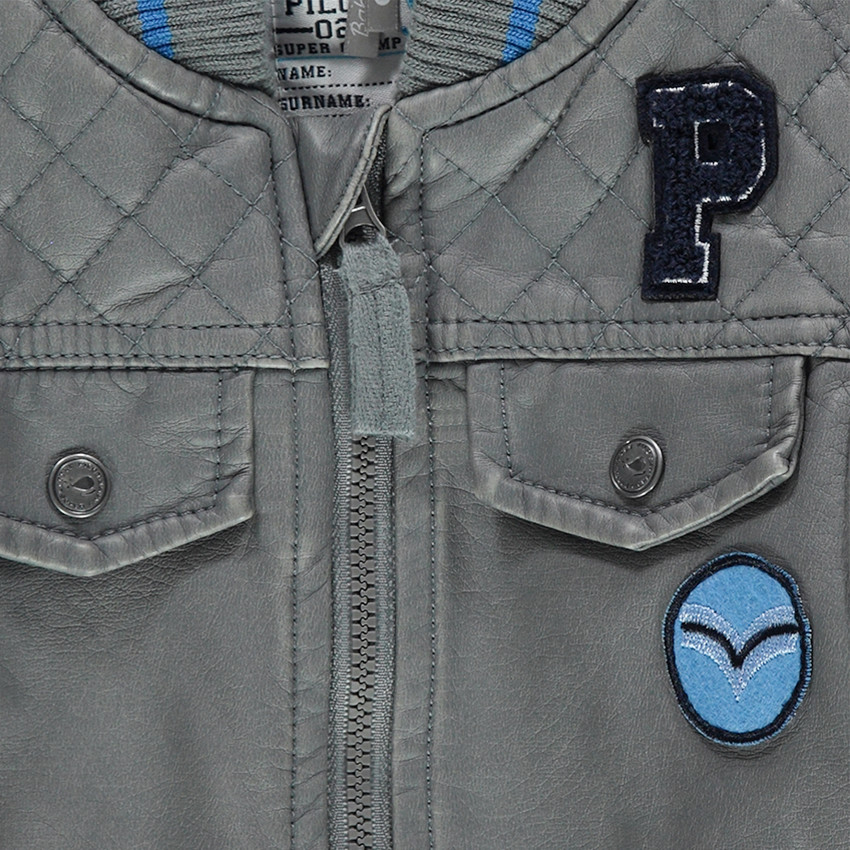Blouson en simili cuir gris avec poches et badges fantaisie 