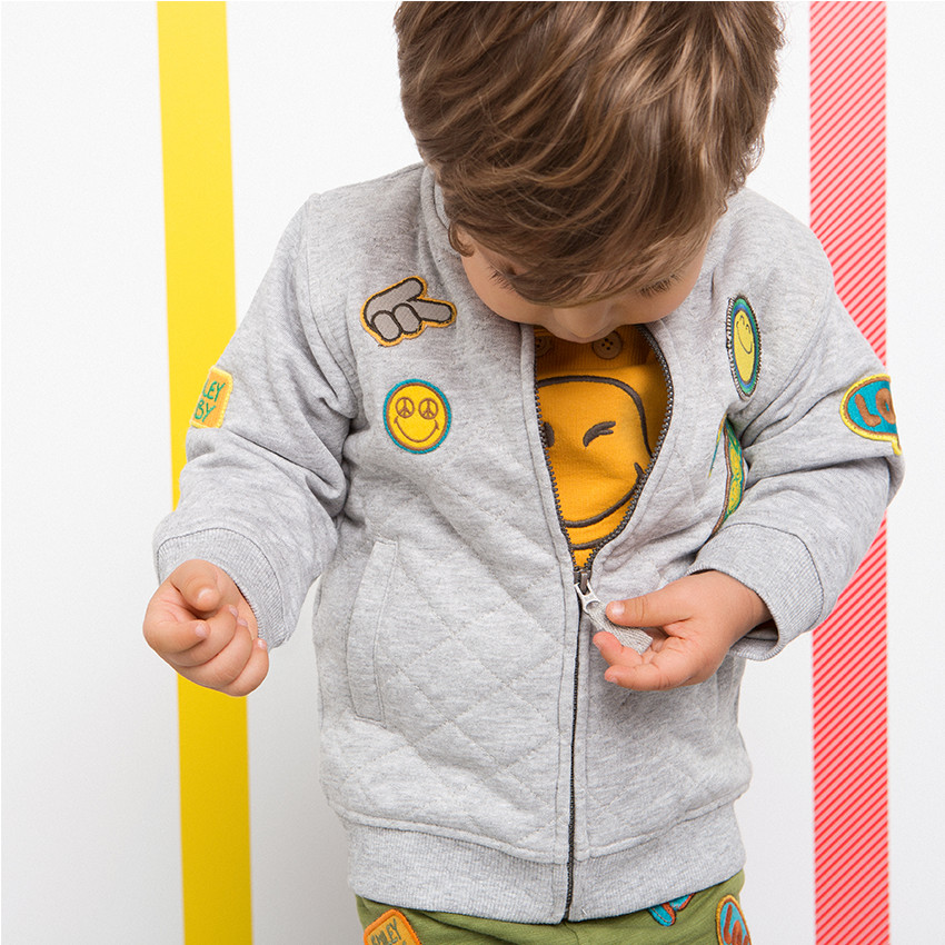 Jogging en molleton avec Smiley brodé et badges 