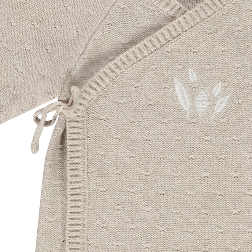 Gilet en tricot ajouré avec broderies pour bébé 