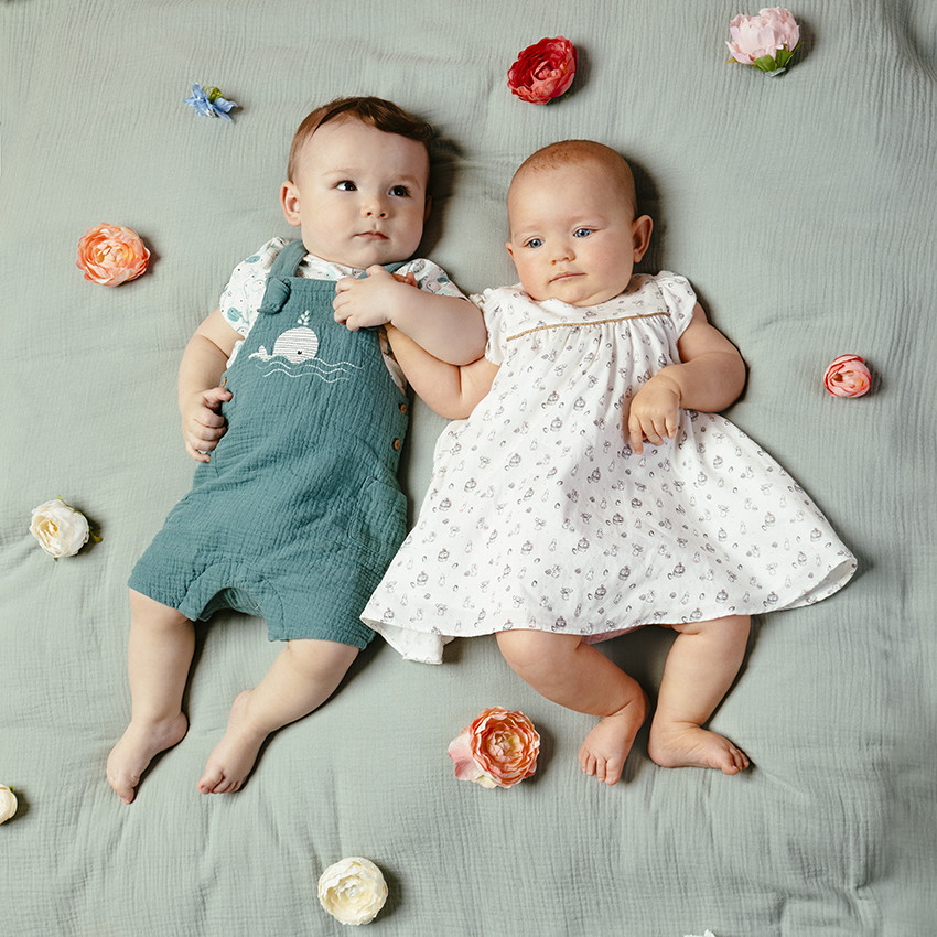 Ensemble t-shirt et salopette en gaze de coton bébé garçon 