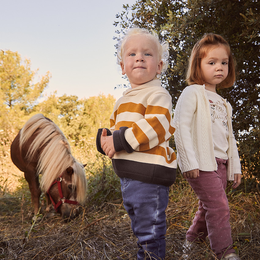 Gilet en tricot torsadé fantaisie forme poncho pour bébé fille 