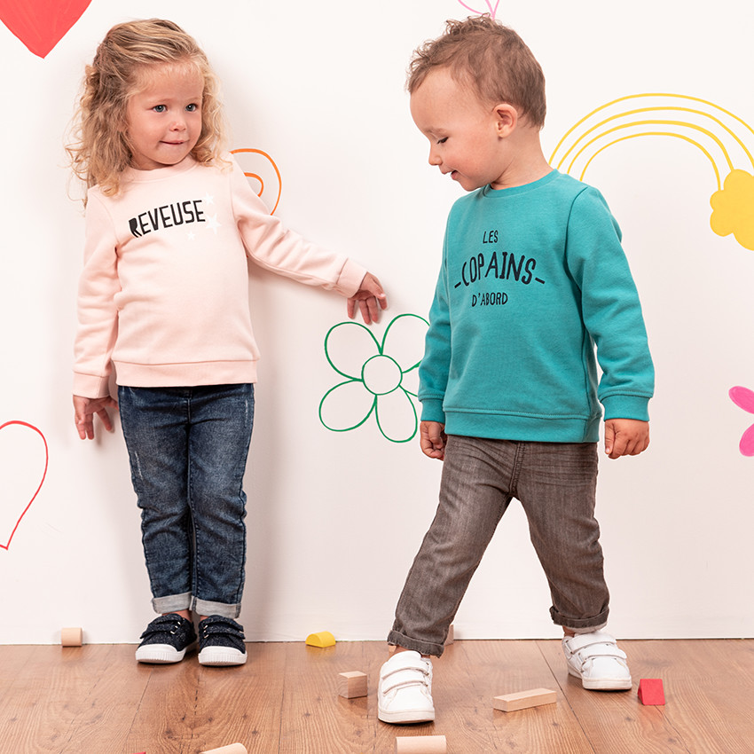 Jean effet used et crinkle avec coeurs printés 