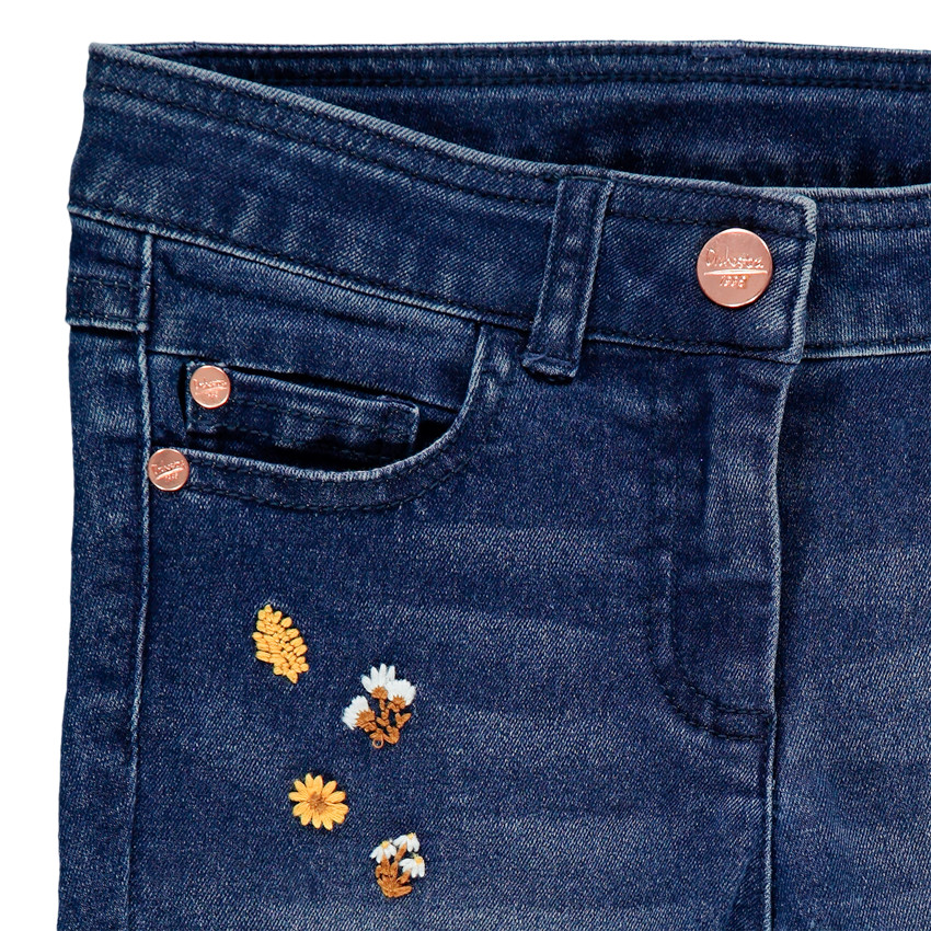 Jean slim effet used à broderies florales 