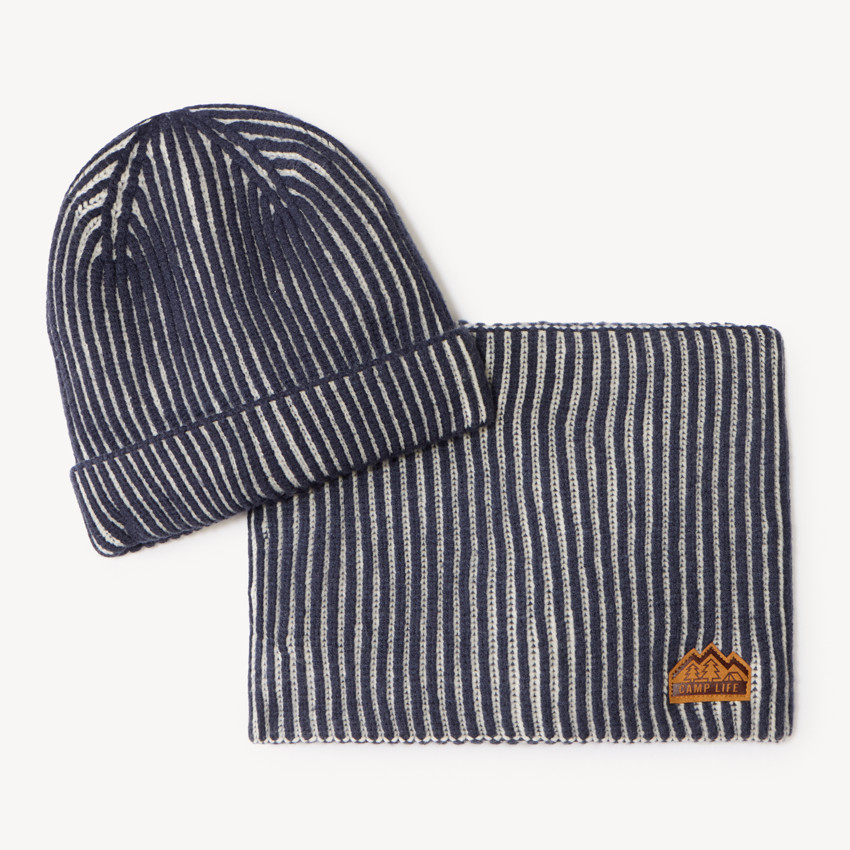 Ensemble bonnet à revers et snood à rayures contrastées 