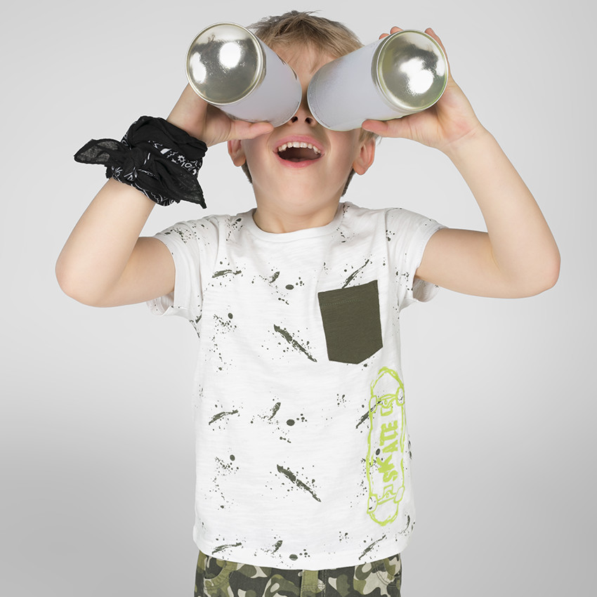 Tee-shirt manches courtes avec imprimé effet tâches et skate printé 