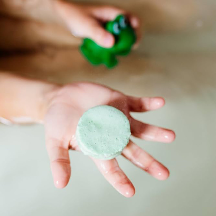 Petit galet de bain effervescent grenouille parfum musc doux 