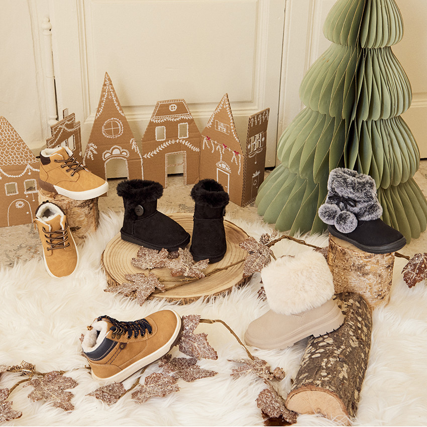 Bottines noires en suédine avec détails en fourrure et bouton fantaisie pour fille 