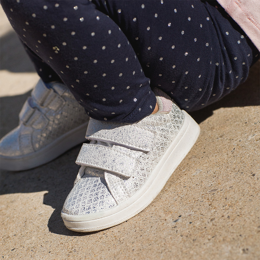 Baskets basses argentées à scratchs du 20 au 23 