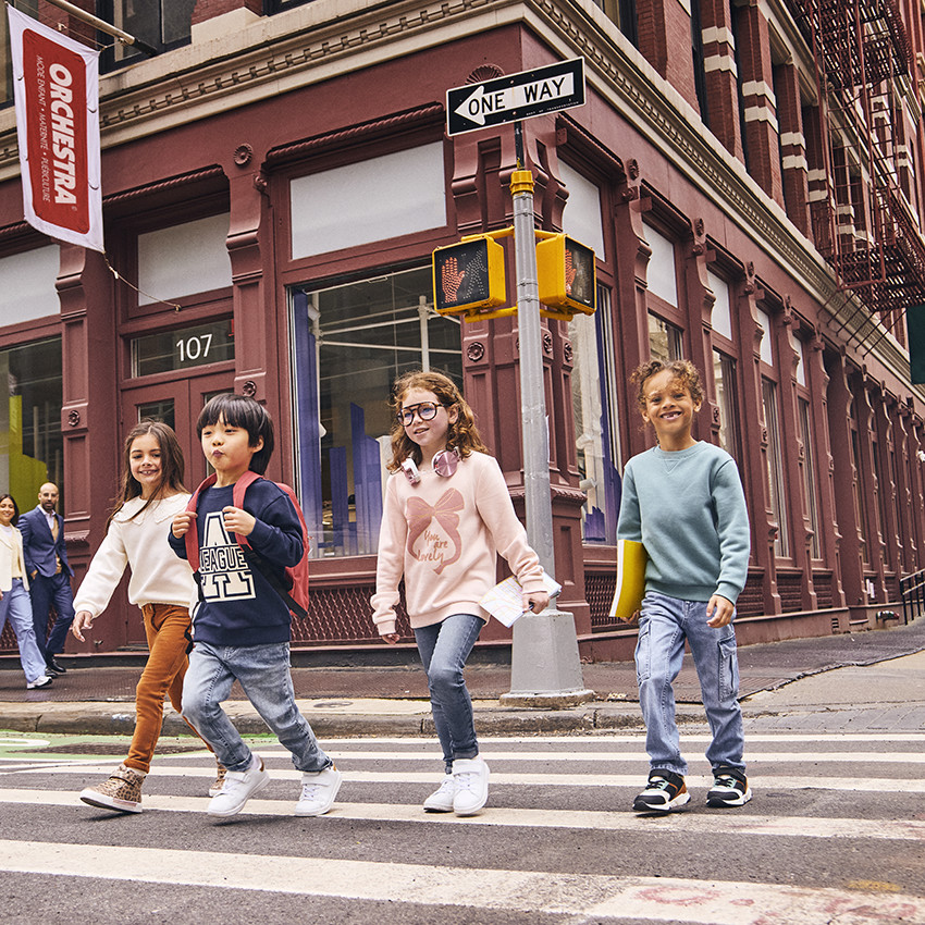 Sweat avec col claudine en broderie anglaise pour fille 
