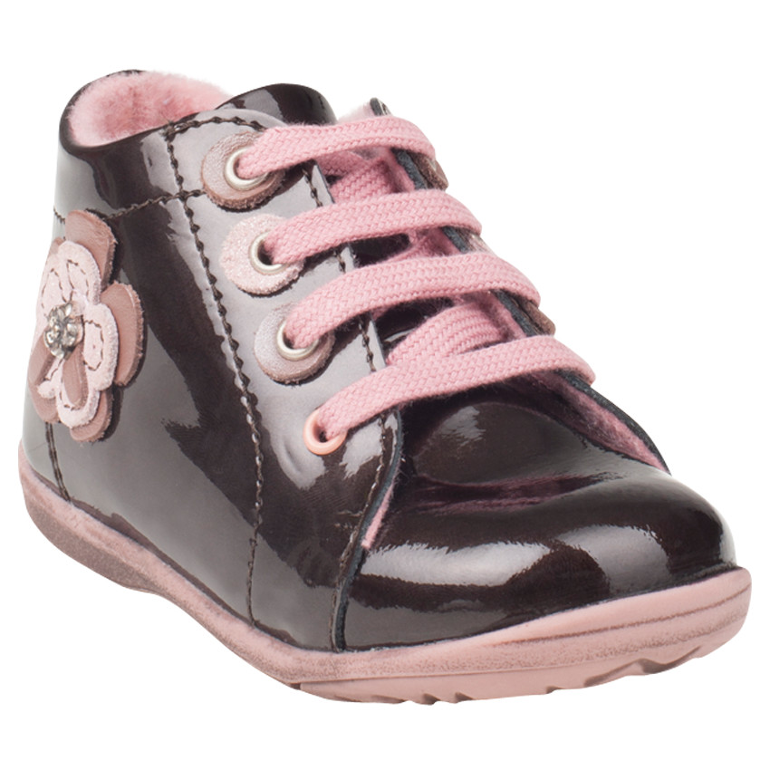 Bottillons en cuir verni avec patch fleur 