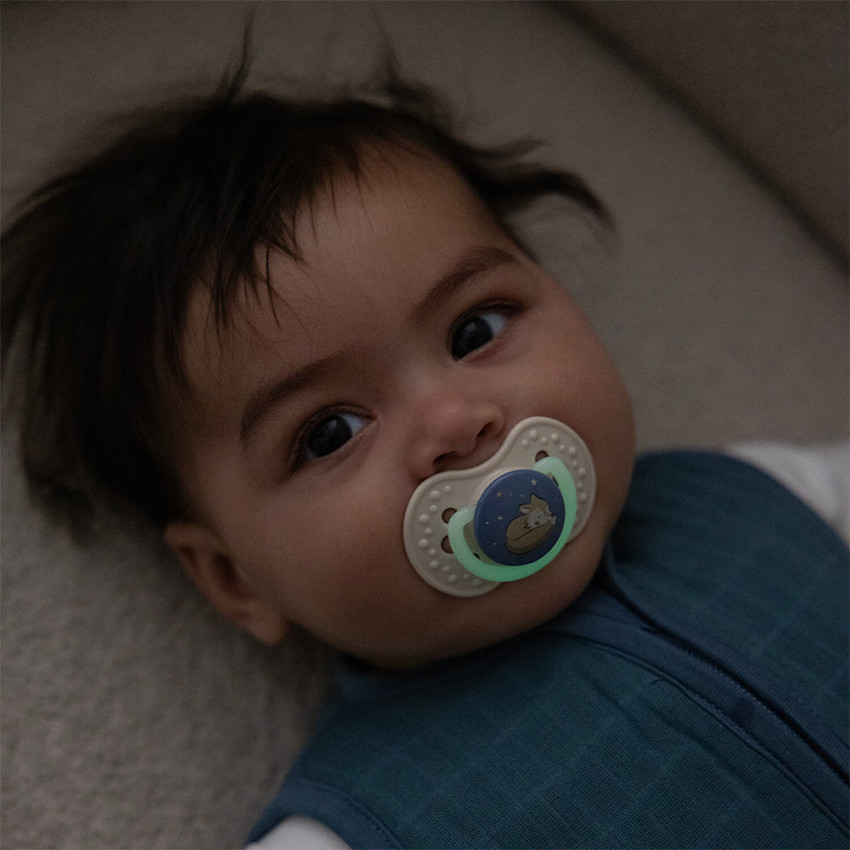 Lot de 2 sucettes silicone Dynamique Jour/Nuit 0/6M Garçon 