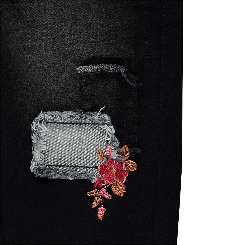 Jeans effet used avec broderies florales 
