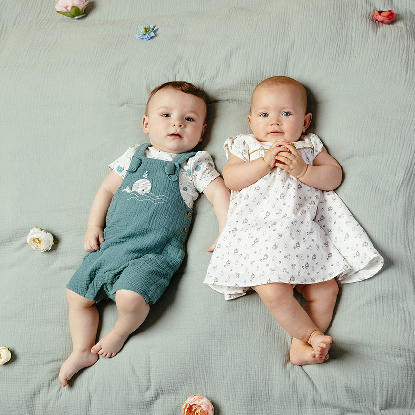 Ensemble t-shirt et salopette en gaze de coton bébé garçon 