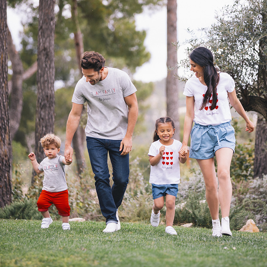 T-shirt manches courtes femme print coeurs et texte "Love Family" 