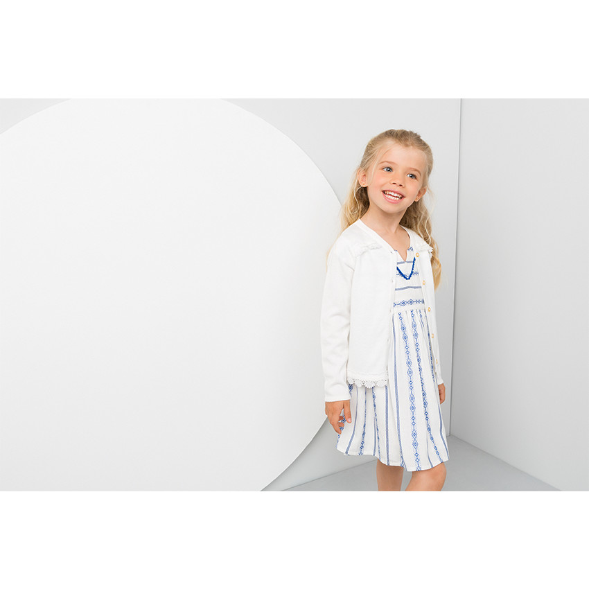 Gilet en tricot fin avec crochet et pompons 