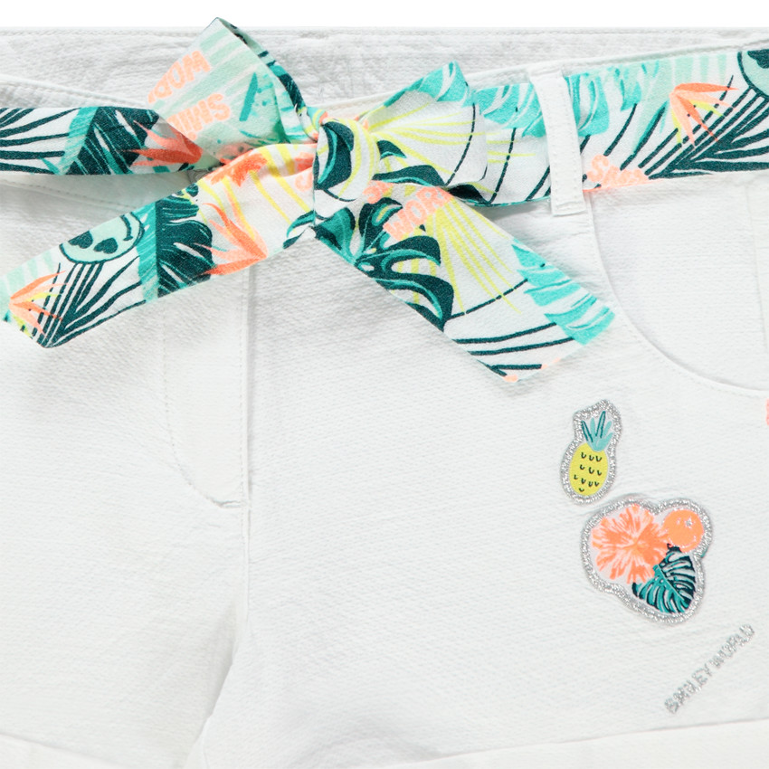 Short blanc en toile à ceinture imprimée et badges Main Short blanc en toile à ceinture imprimée et badges