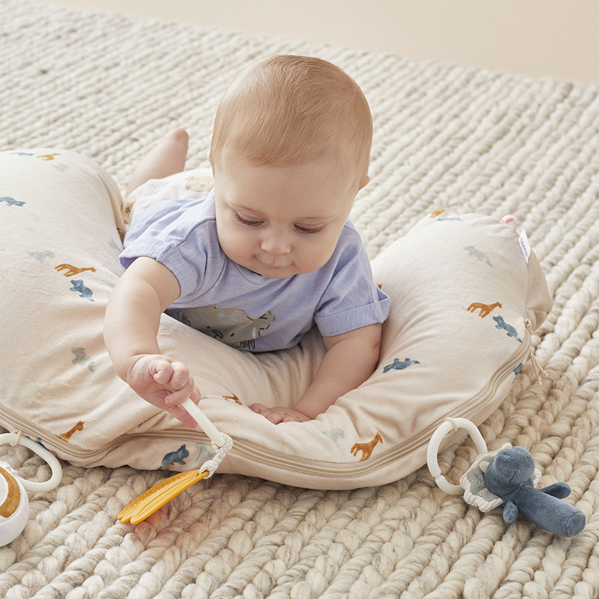 Coussin d'activités écru - Tiga, Stegi & Ops 