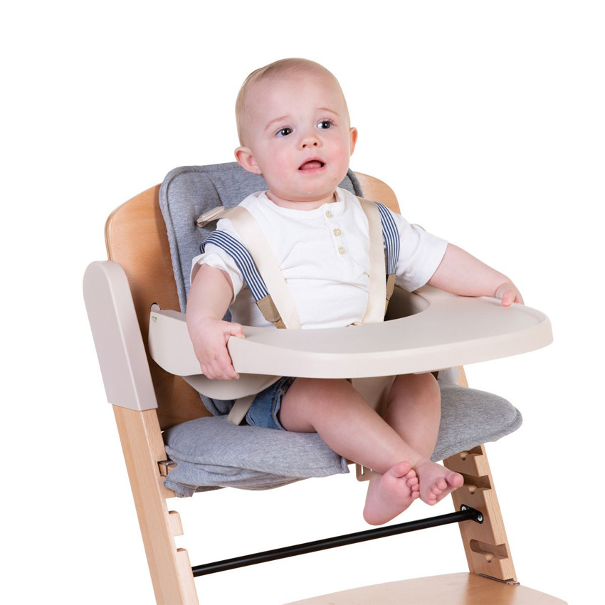 Chaise haute pour un bébé bien assis
