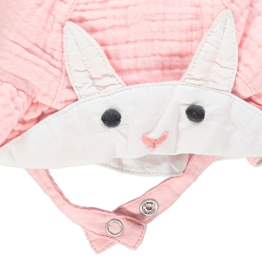 Charlotte en gaze de coton avec lapin en relief sur le devant 