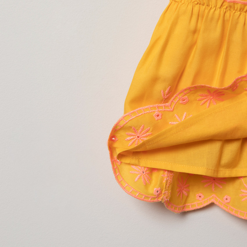 Robe à fines bretelles finition brodée 