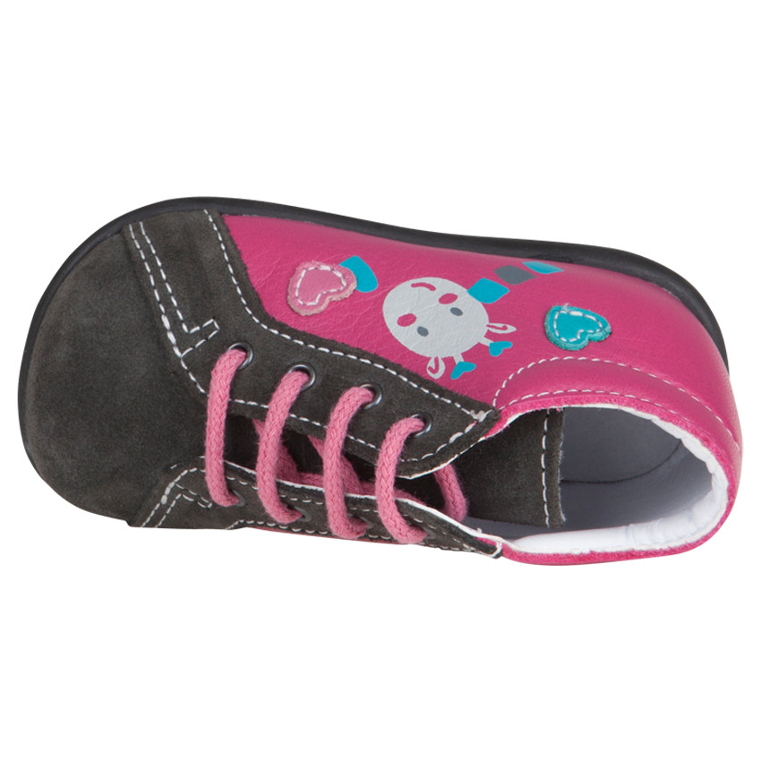 Bottillons en cuir avec print fantaisie girafe et patchs coeurs 