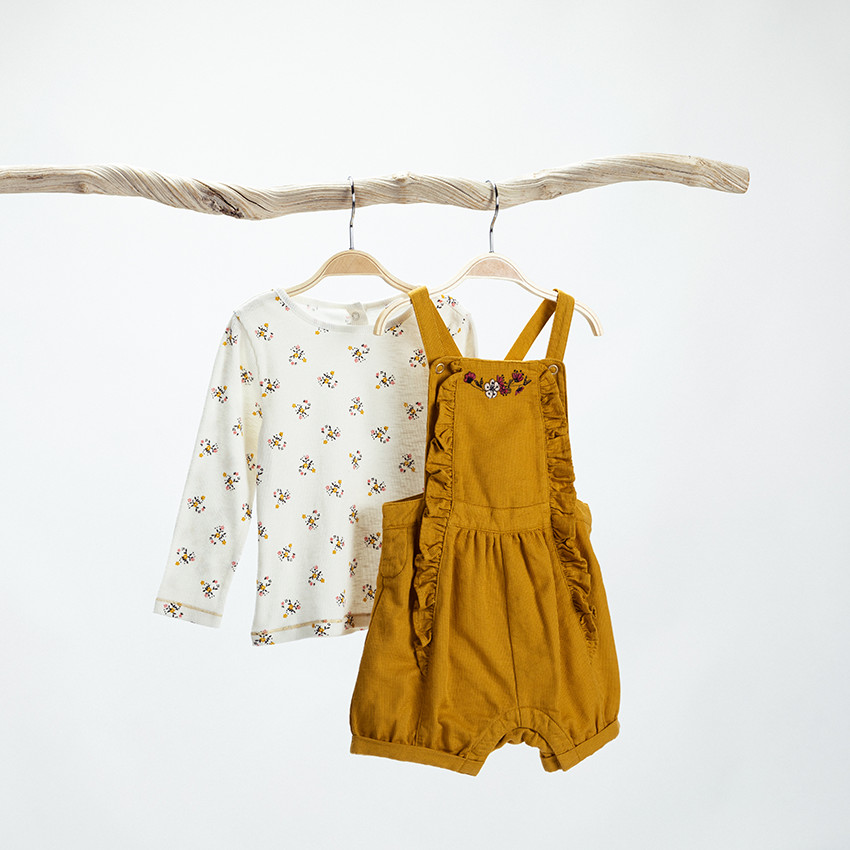 Salopette courte en coton armuré avec broderie pour bébé fille 