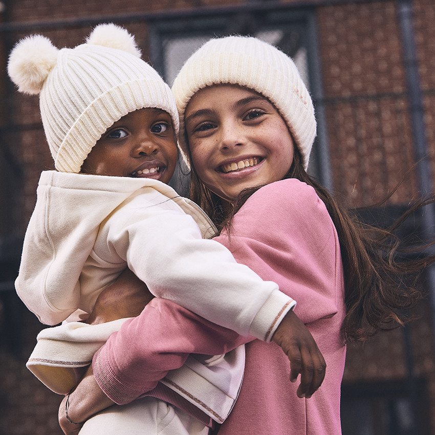 Bonnet en tricot avec pompons pour bébé fille 