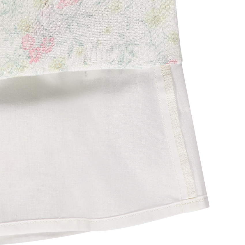 Robe fleurie en crépon à volant et fleur en tulle 