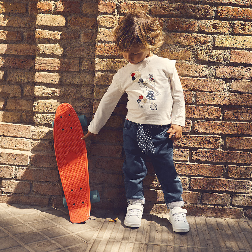 Jean avec ceinture et broderie pour bébé fille 