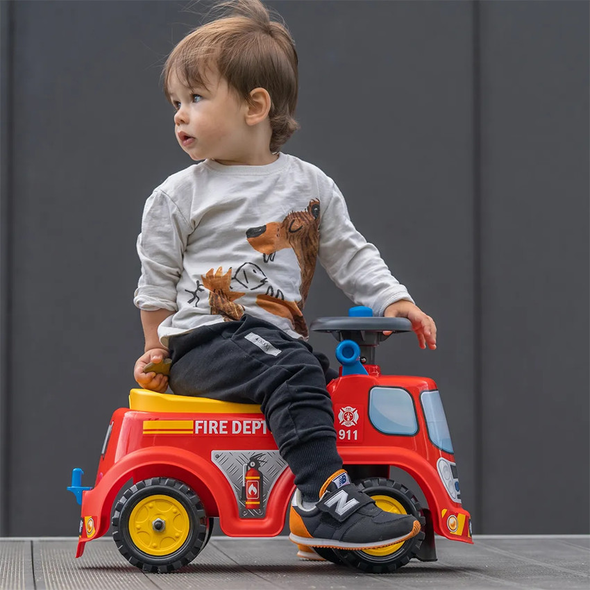 Porteur camion de pompier avec coffre et volant directionnel 