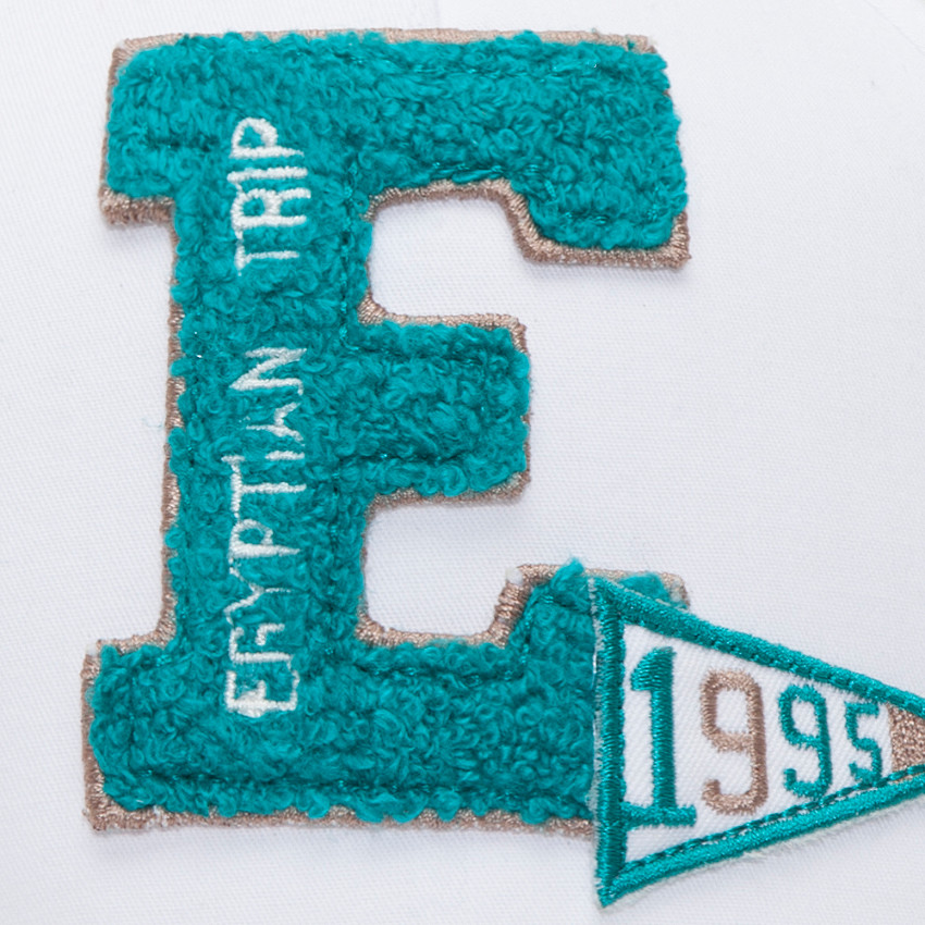 Casquette en twill avec lettre en bouclette 