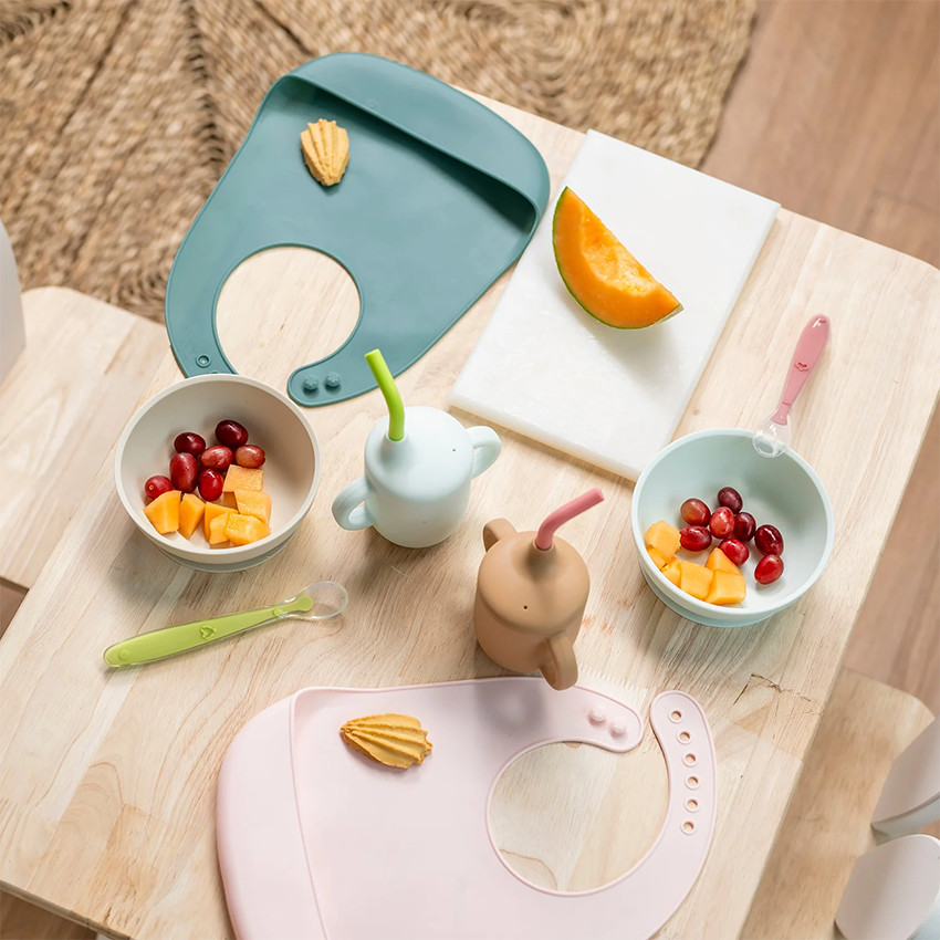 Set repas 4 pièces avec bavoir en silicone rose 