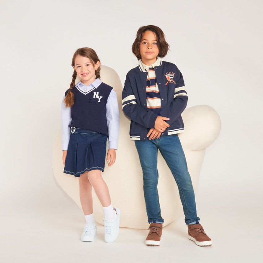 Jupe-short plissé en denim fille avec boucle cœur à strass 