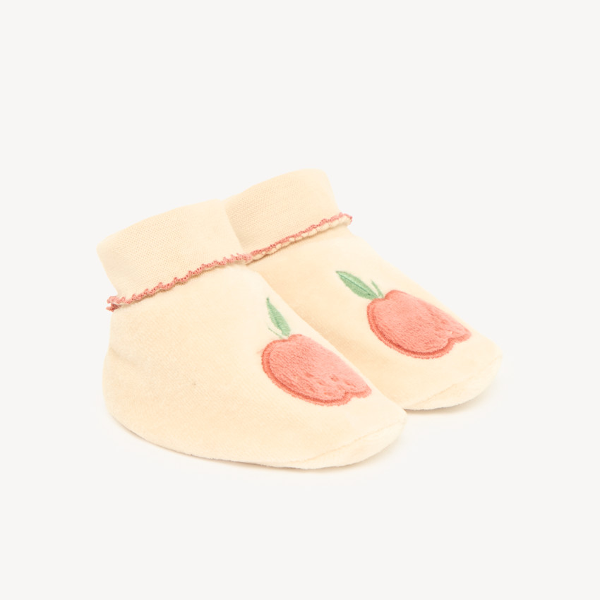 Chaussons de naissance velours motif pomme