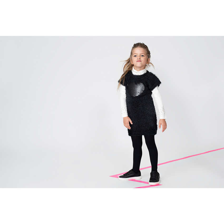 Robe manches courtes en tricot poil avec coeur en sequins magiques 