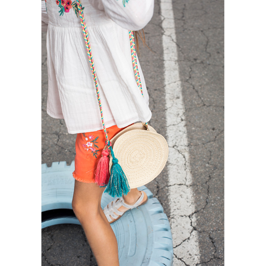 Short effet used avec fleurs brodées et finition frangée 