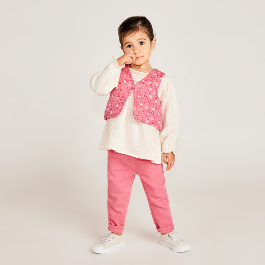 Ensemble 3 pièces avec gilet fleuri pour bébé fille 