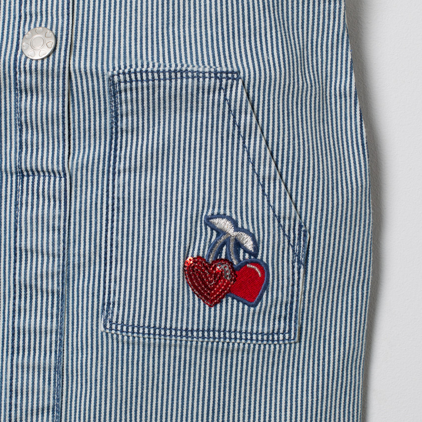 Robe salopette à fines rayures et cerises brodées 