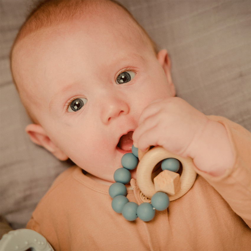 Anneau de dentition en bois avec perles en silicone bleu 
