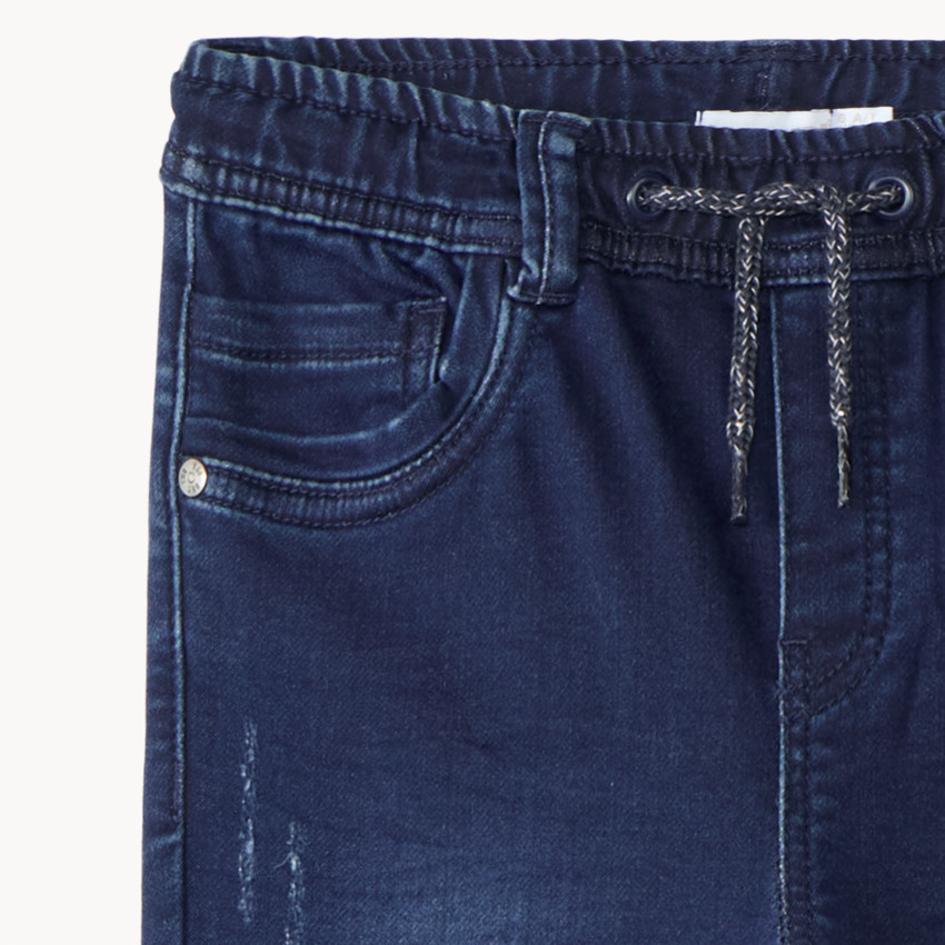 Jean style jogger en denim avec ceinture et chevilles rib pour garçon 
