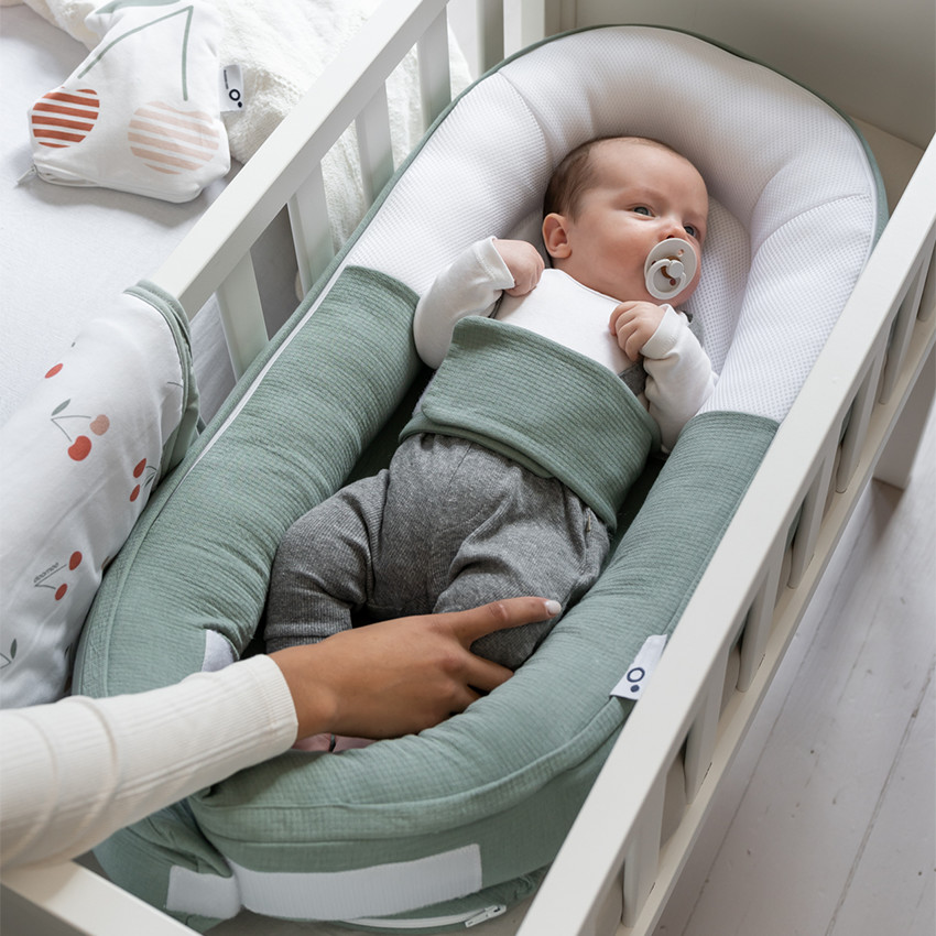Cale-bébé et réducteur de lit ajustable Cocoon en tetra green 
