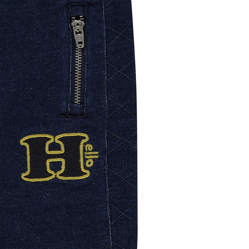 Pantalon en molleton effet jeans avec badges  