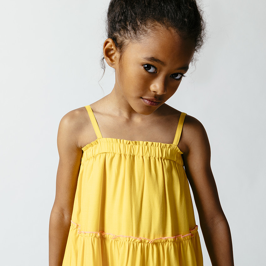 Robe à fines bretelles finition brodée 