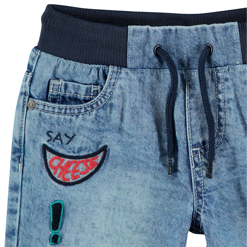 Bermuda en jeans effet used à taille élastiquée avec badges patchés 
